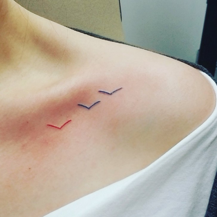 13. Esta joven y la hermana decidieron hacerse un tatuaje en honor al padre: cada golondrina tiene su significado.