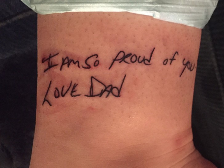 7. Esta joven se hizo un tatuaje con las palabras que el papá había escrito en su anuario de la primaria: "Estoy orgulloso de ti. Con amor, papá".