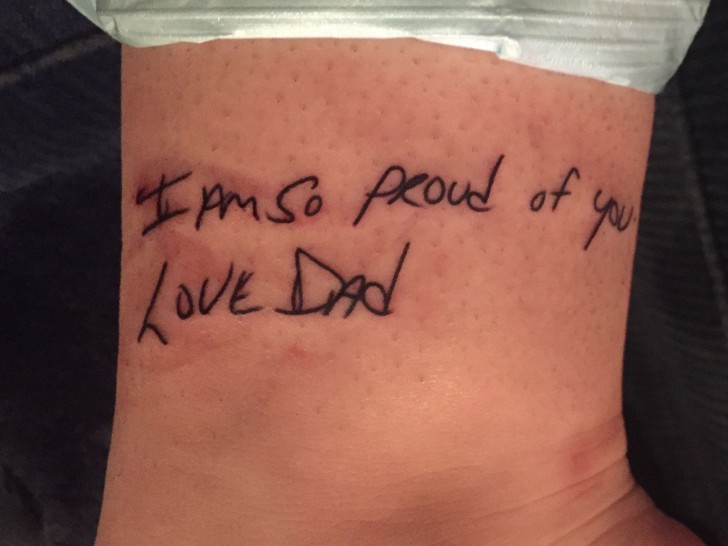 7. Questa ragazza ha tatuato la scritta che il papà aveva fatto nel suo annuario delle elementari: "Sono fiero di te. Con amore, papà".