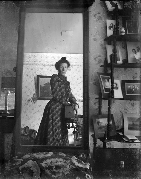 The first selfie seems to have been taken in 1900: here it is!