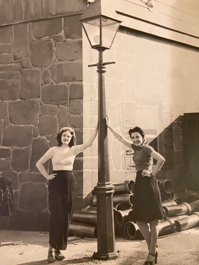 We zijn in 1939 en degene aan de rechterkant is mijn oma op een foto die ze nam met haar beste vriendin!