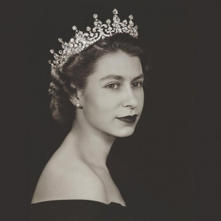 En bild på en ung drottning Elizabeth II straxt efter det att hon blivit Englands drottning år 1952