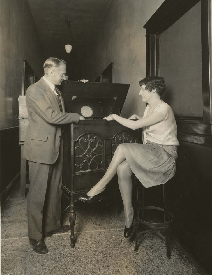 Vladimir Zworykin gives a practical demonstration of the first television. We are in 1929!