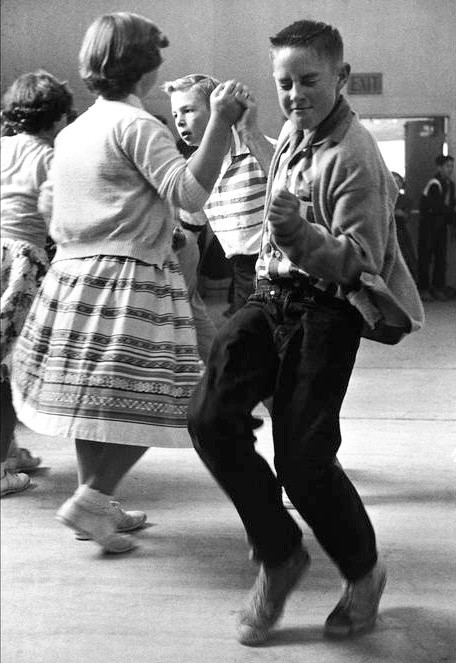 En dansskola för ungdomar på 50-talet. Se så roligt de verkade ha