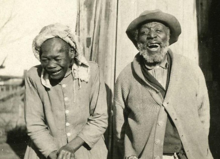 Marito e moglie sorridono in camera nell'Oklahoma del 1914