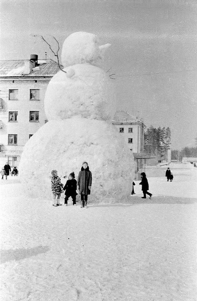 Um boneco de neve de tamanho enorme. Estamos na União Soviética no final dos anos 60.