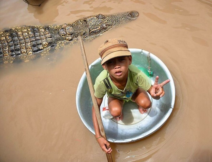 13. Un piccolo cambogiano a fianco di un temibile coccodrillo!