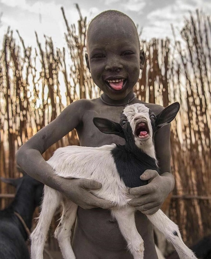 3. Un enfant du Soudan du Sud avec un bébé chèvre : même dans un contexte difficile comme celui de l'Etat africain, ce petit nous offre une expression pleine de joie