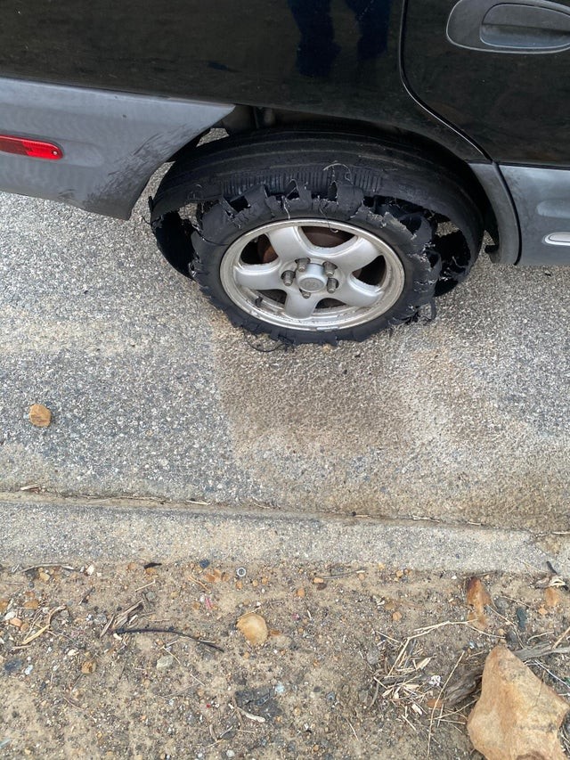 Sympa de retrouver votre pneu de voiture dans cet état quand vous avez besoin de l'utiliser !