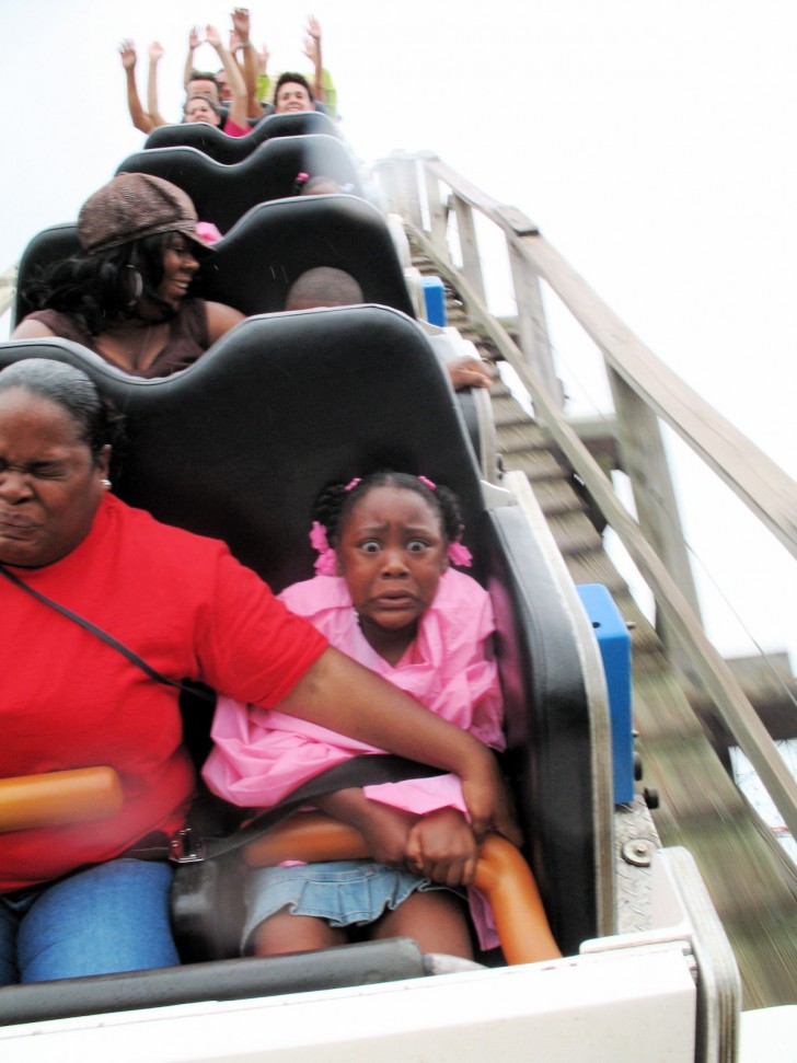 14. Die Frau hält das Kind aus Angst, dass es fallen könnte, und auch sie sieht ziemlich verängstigt aus.