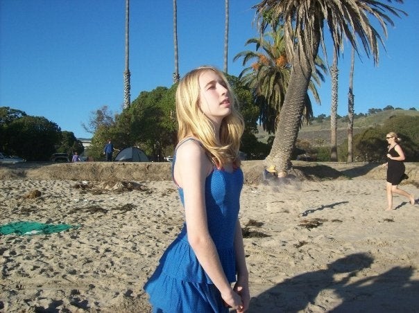 12. Sie posierte für ein poetisches Foto am Strand, aber hinter ihr findet eine Verfolgungsjagd statt