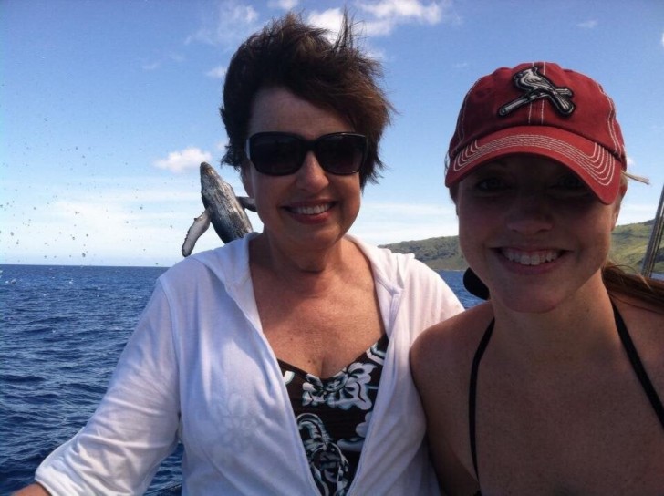 3. Alors que la mère et la fille prenaient une photo, une baleine (ou un dauphin ?) a décidé de se montrer.