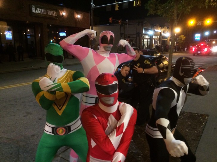 5. Sie wollten ein Foto zwischen Freunden machen, die als Superhelden verkleidet waren. Erst später bemerkten sie die im Hintergrund posierenden Polizisten.