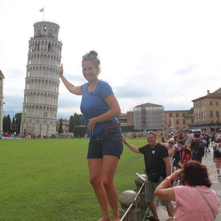 9. Sie ist nicht die Einzige, die ein Foto mit dem schiefen Turm von Pisa machen will, aber der Mann hinter ihr scheint etwas anderes zu berühren.