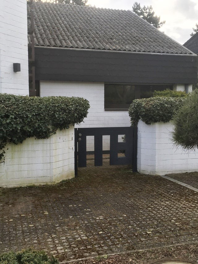 10. A première vue, elle peut ressembler à un portail normal, mais en fait il cache le numéro "118", qui est le numéro de cette maison !