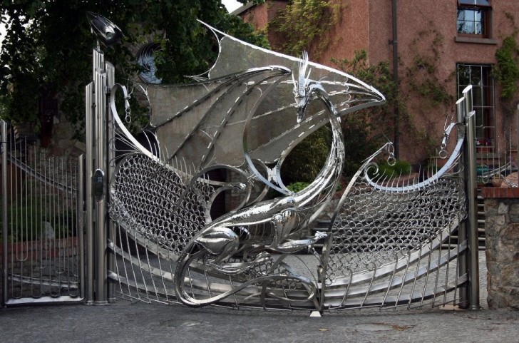 2. Une incroyable porte en forme de dragon : elle se trouve à Dublin !