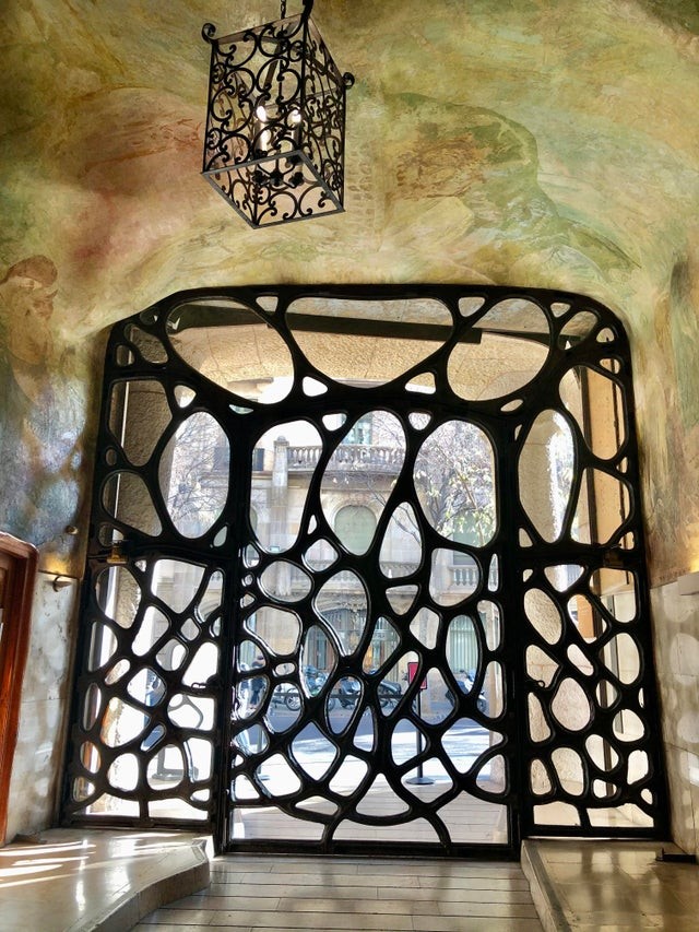6. Cette porte de la Casa Milá de Gaudi à Barcelone (ou "La Pedrera") est inspirée du motif que l'on trouve sur les ailes des papillons Monarques !