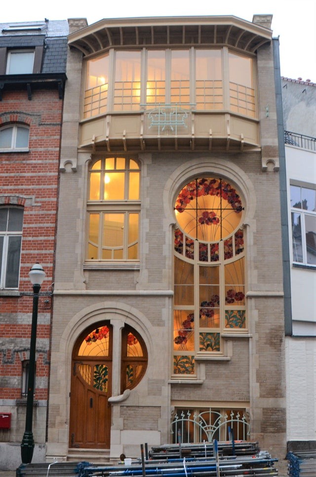 9. Particulière la porte, particulière toute la maison : cet édifice Art Nouveau est situé à Bruxelles
