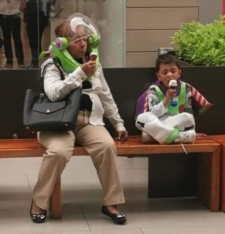 10. Ein sehr zartes Bild einer Großmutter, die mit ihrem als Buzz Lightyear verkleideten Enkel Eiscreme isst