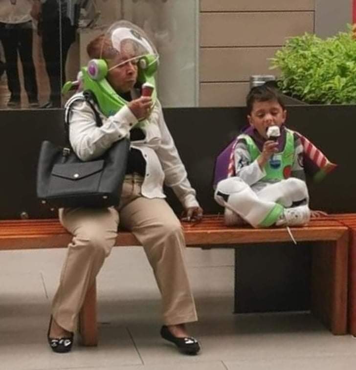 10. Une image très mignonne d'une grand-mère mangeant de la glace avec son petit-fils habillé en Buzz L'Eclair.