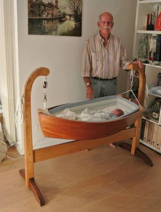 5. Este abuelo ha realizado una increíble cuna en madera para su nieto