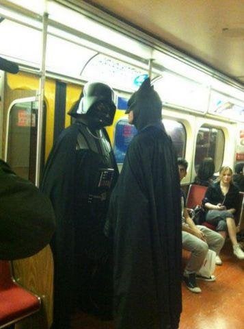 1. Dans le métro, des voyageurs chanceux assistent à une scène épique : la rencontre entre Batman et son père.