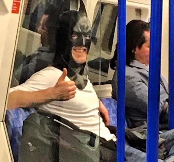 12. Nous ne pensions pas que Batman avait besoin des transports publics pour se déplacer. Peut-être qu'il veut se fondre dans la masse des humains.