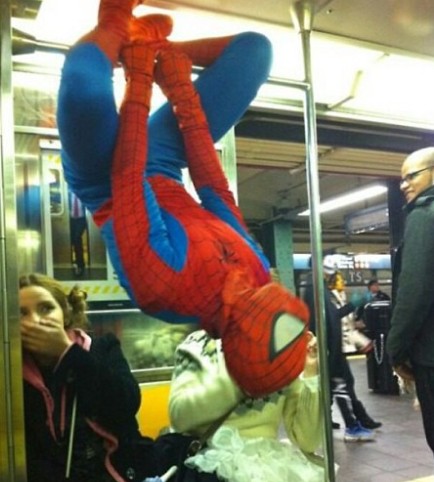15. Cet homme est convaincu qu'il est Spiderman mais la fille derrière lui ne se sent pas trop en sécurité.
