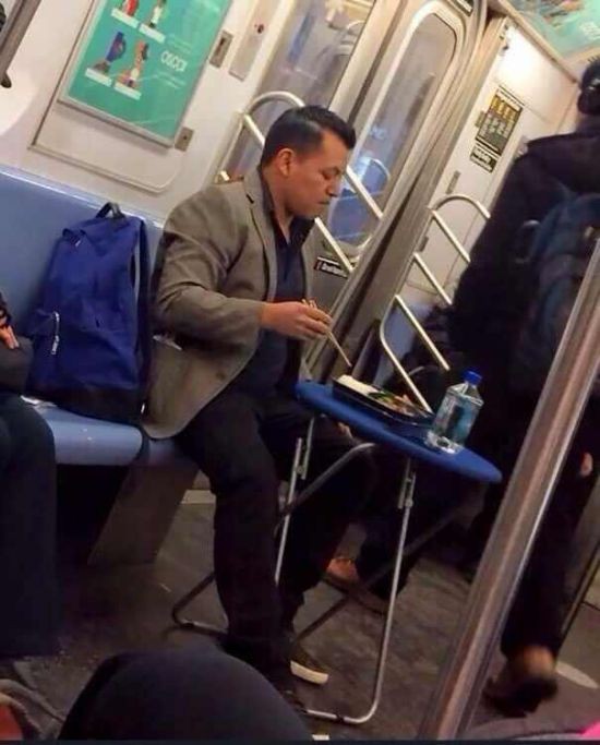 6. Cet homme s'est équipé en apportant une table et un déjeuner dans le métro : on n'a pas toujours le temps de prendre un moment à soi.