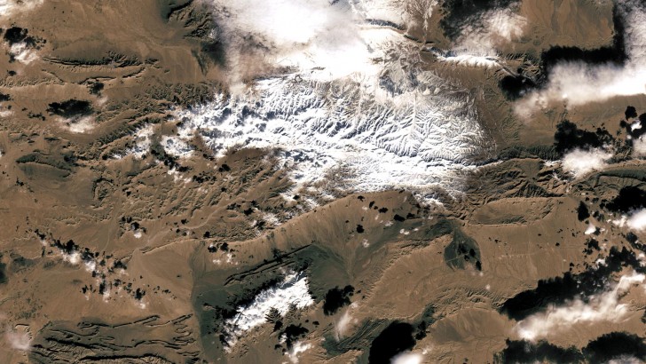 10. Ein klimatisches Phänomen, gelinde gesagt, extrem und einzigartig: Schnee in der Wüste Sahara