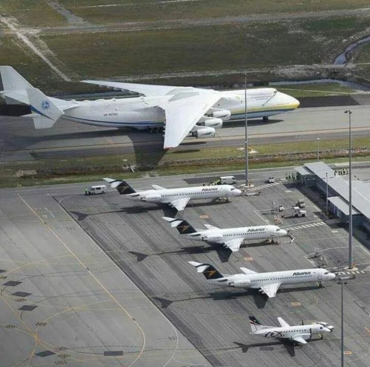7. Cette photo montre la différence entre la taille du plus grand avion du monde et la taille des autres avions.