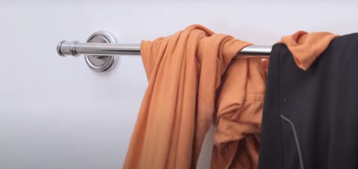 6. Aan de wand bij de wasmand kun je een of meer rails plaatsen om de te wassen kleren die te nat of te vies van zweet zijn, op te hangen, om te voorkomen dat ze de andere kleren ook vies of nat maken