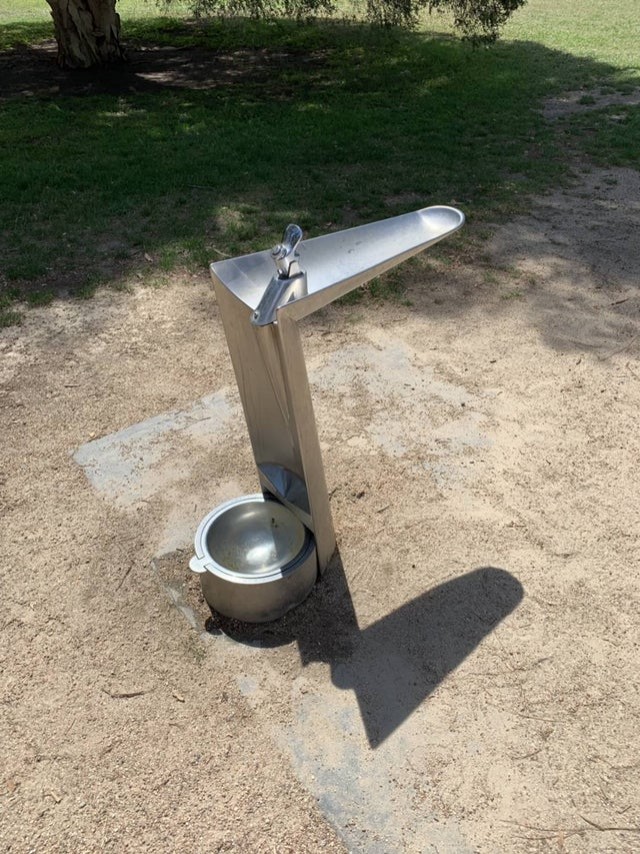 13. Cette fontaine est conçue pour les personnes et les chiens : d'un côté, elle étanche la soif des chiots et de l'autre, celle des maîtres.