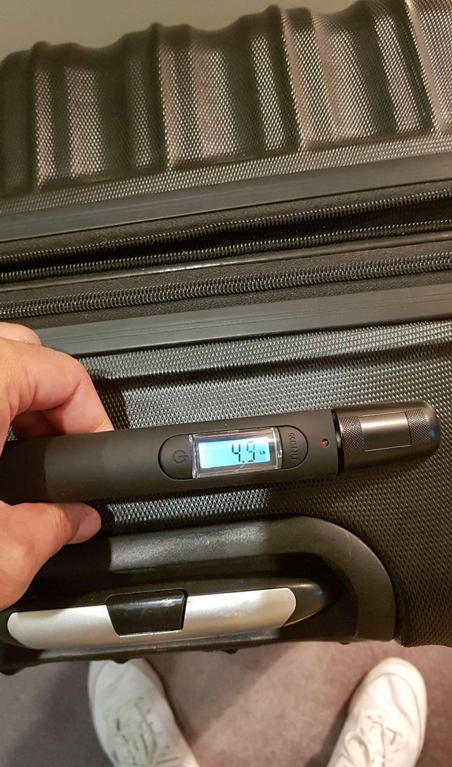 14. Cette valise possède un capteur dans la poignée qui peut mesurer le poids.
