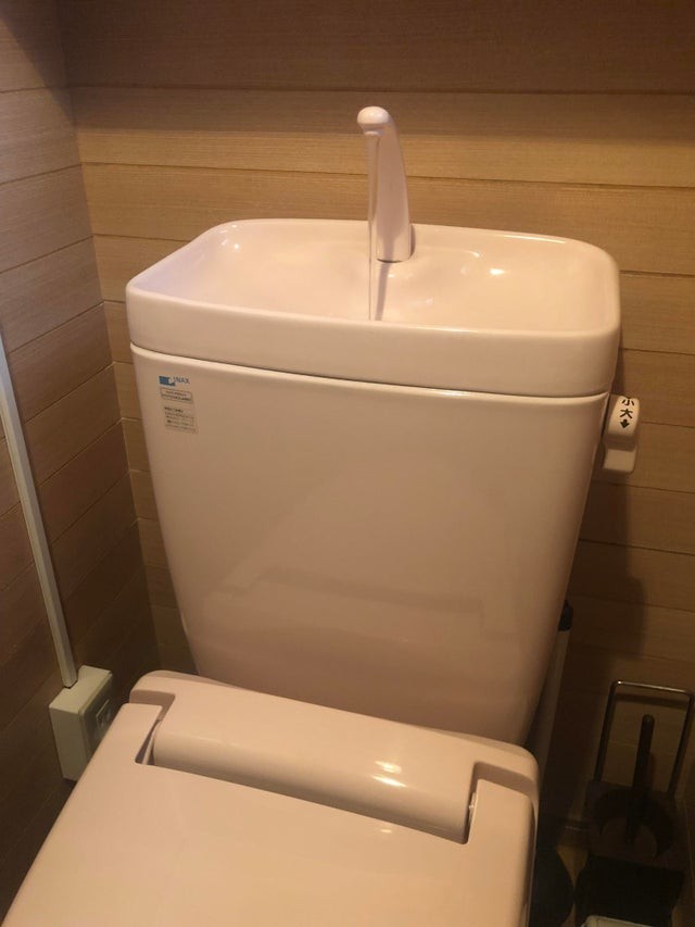 2. Ces toilettes se rechargent grâce à un lavabo placé en haut : vous pouvez alors vous rincer les mains et réutiliser l'eau.