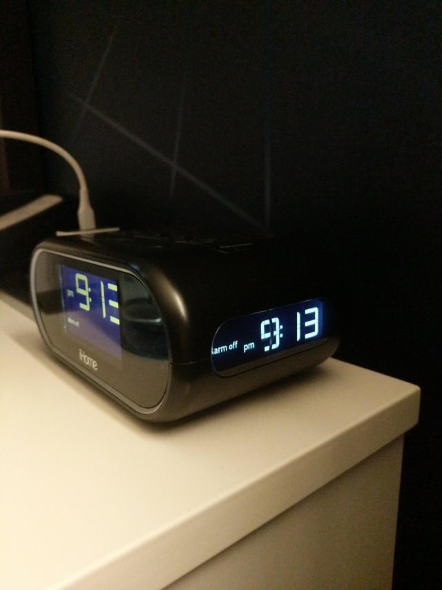 5. Cette horloge a un deuxième affichage sur le côté : vous pouvez regarder l'heure au lit sans avoir à déplacer l'objet.