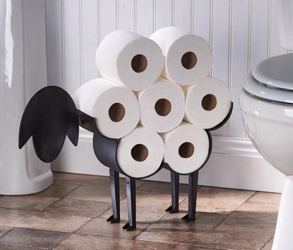 6. Un simple porte-rouleau de papier toilette a été transformé en un meuble et les rouleaux créent un dessin.
