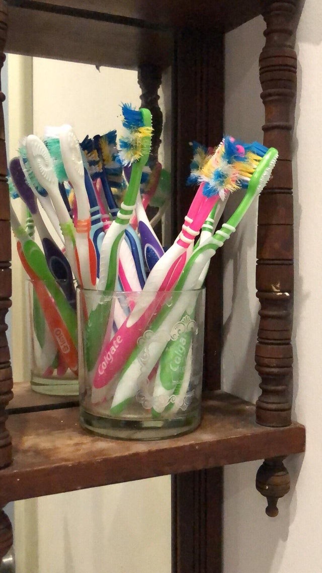2. Son colocataire se demande pourquoi il est nécessaire de remplir le verre avec des brosses à dents non utilisées. Ne serait-il pas plus facile de les jeter ?