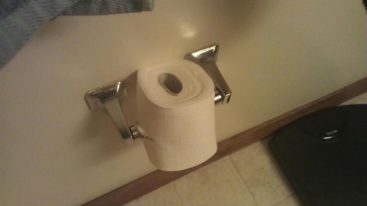 7. Quelqu'un n'a toujours pas appris à mettre le papier toilette dans le porte-papier toilette.