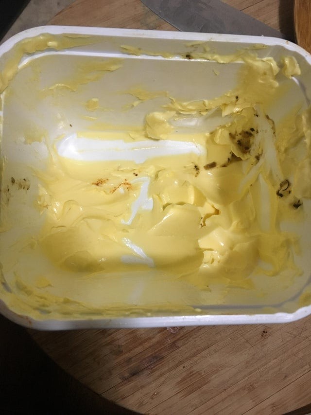 9. Perché utilizzare un cucchiaio sporco per prendere il burro?