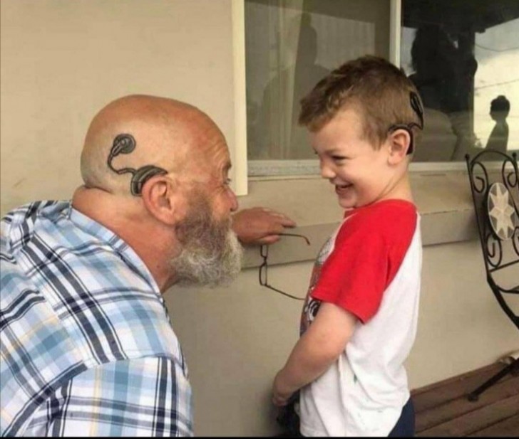 1. Il nonno si è fatto tatuare sulla testa l'impianto cocleare, così da supportare il nipote. 