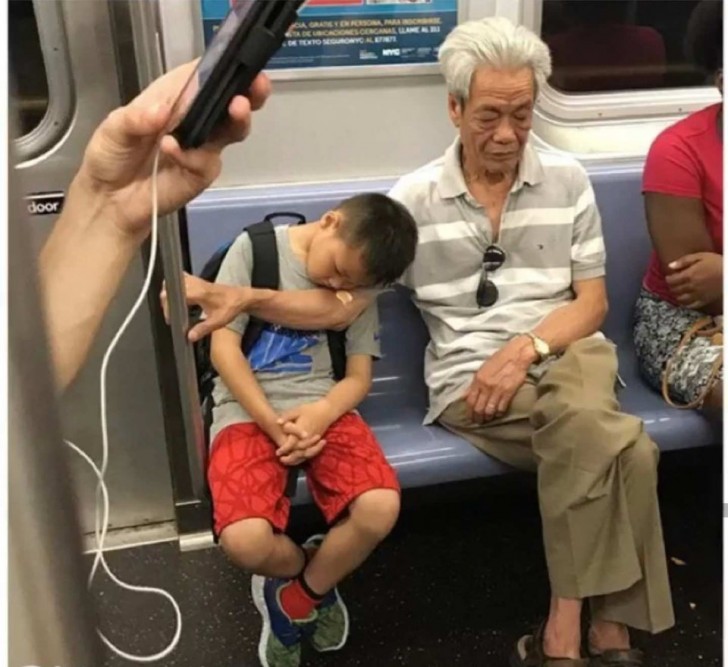 12. Questo nonno ha mantenuto una posizione non troppo comoda per tutto il tragitto, affinché il nipotino potesse riposare. 