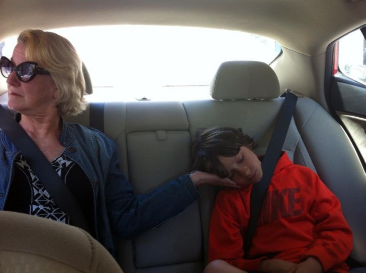 15. Anche a questa nonna che tiene la testa al nipote in auto si merita un applauso. 
