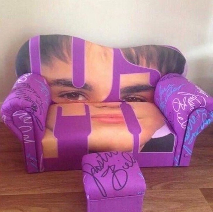 13. Ein Sofa ganz im Zeichen von Justin Bieber: Es kommentiert sich selbst...