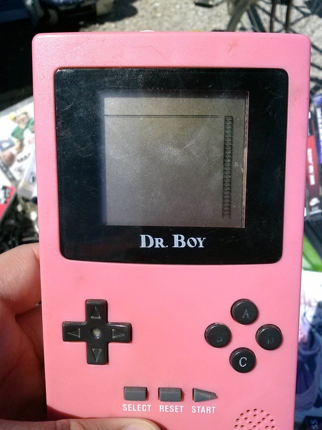 6. Erinnern Sie sich an den glorreichen Game Boy? Hier ist Dr. Boy, eine schamlose Kopie, um es mal so zu sagen!