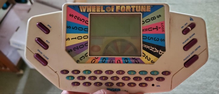 11. Sembra un joystick coloratissimo ma in realtà è una ruota della fortuna che risale agli anni '90. Chissà se funziona ancora!