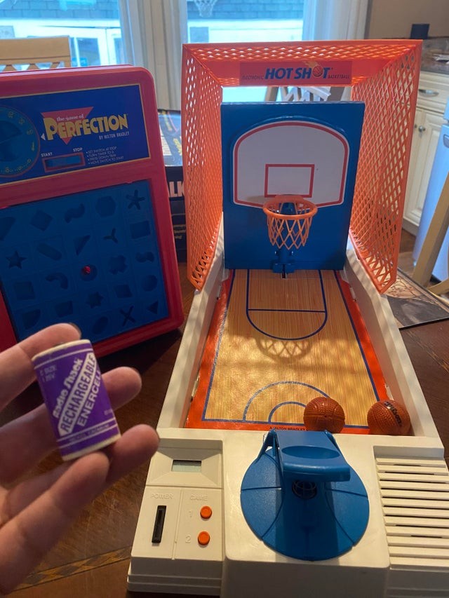 3. En nettoyant le sous-sol, une fille a trouvé un jeu de basket, un jeu appelé "perfection" et une batterie rechargeable.