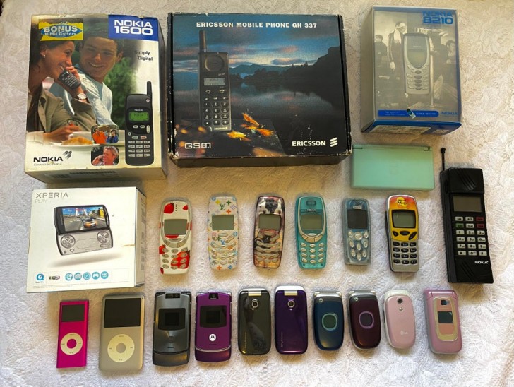 7. Una persona ha condiviso la sua collezione di vecchie tecnologie, per lo più telefonini: quanti passi ha fatto la tecnologia rispetto ad allora?