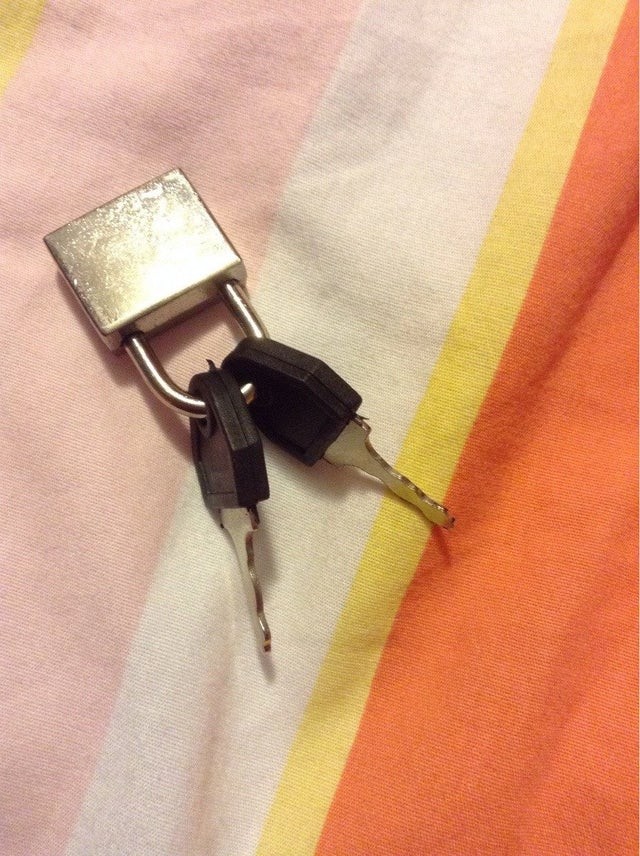 1. La fidanzata non voleva perdere le chiavi, così le ha inserite in un lucchetto. È davvero sicura di aver risolto il problema?
