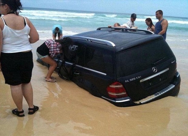 5. Perché non si deve parcheggiare sulla spiaggia? Probabilmente per questo motivo: potresti non rivedere più la macchina.
